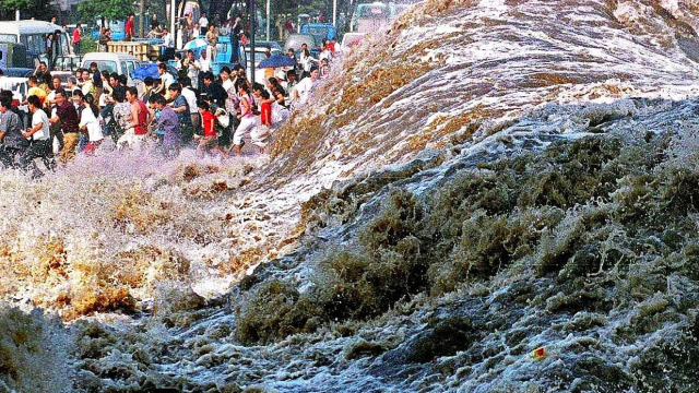 大坝崩塌有多恐怖?4亿吨洪水咆哮而出,瞬间淹没一切!