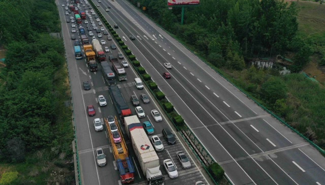 五一长假开启拥堵模式,高速公路出城车辆密密匝匝,这一幕已很久没见