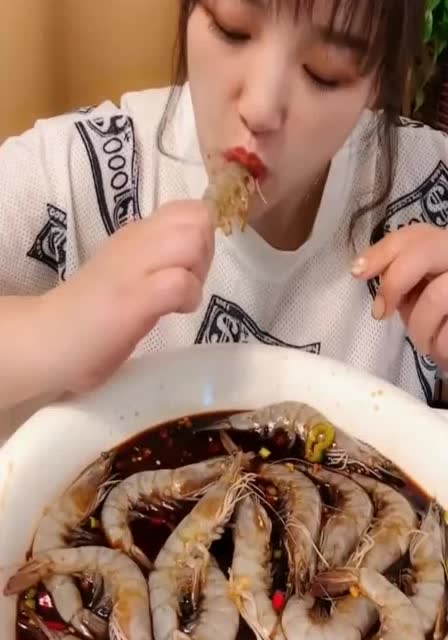 吃播小姐姐挑战吸虾,这个操作不忍直视,你给打几分