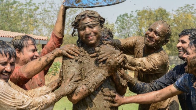印度奇葩的"牛粪节",人们用牛粪互相砸,场面非常壮观!