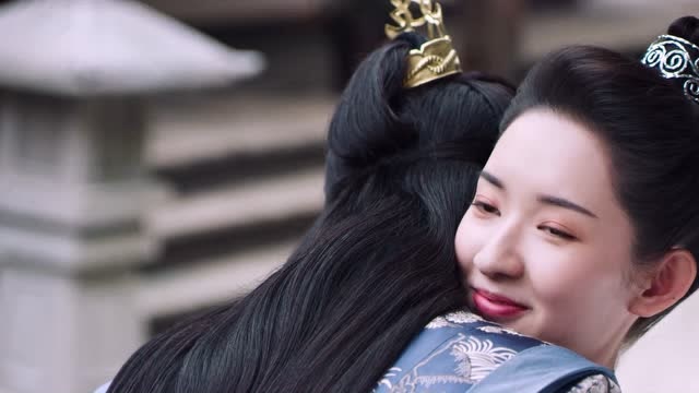 蝶衣和子安在学校秀恩爱,俩人甜蜜无比,蝶衣一脸幸福让人羡慕