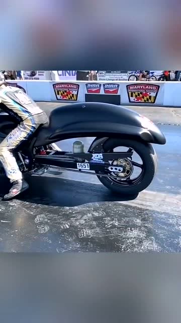 冰上骑摩托车,这么快都没倒,技术也太厉害!