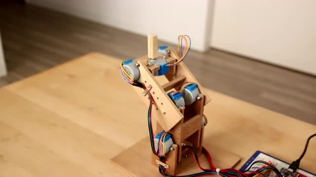 小伙用简单的零件,做出一个简易的机器人,不知道干嘛用的