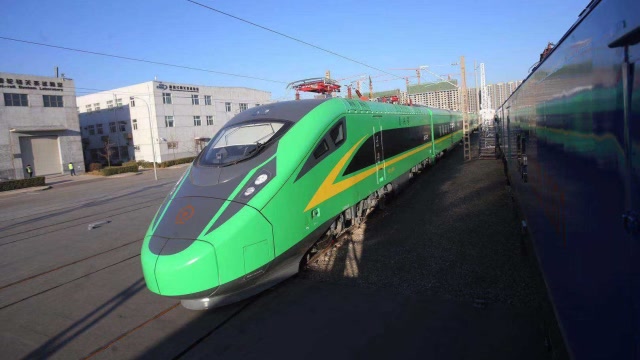 中国"绿巨人"来了,国槐绿复兴号上线,我国复兴号动车组添新成员!