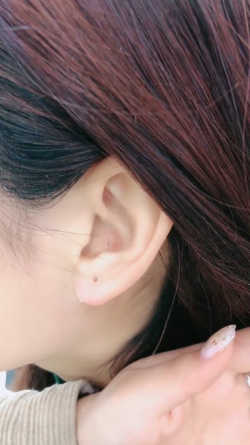 美女已经打了一个耳洞了,今天过来打第二个