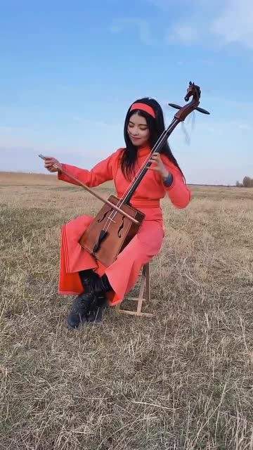 美女草原上拉马头琴真是太有魅力了