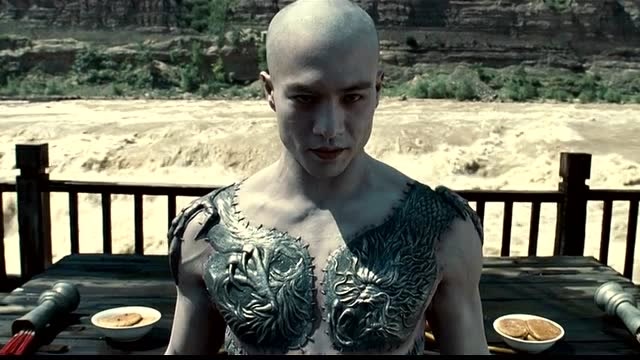 这是乌金软甲,已经镶在身上,刀枪不入