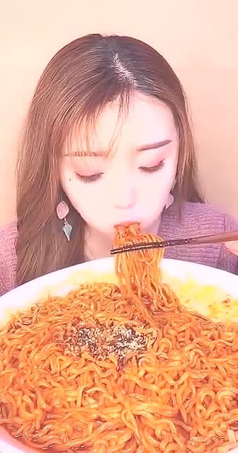 吃货小姐姐!一筷子一秃噜!是幸福的味道
