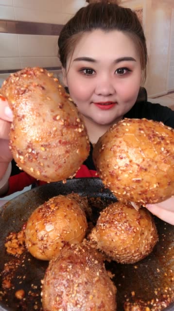 美女吃播秀:红油肚包脑!
