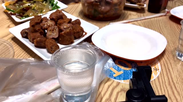 朋友的饭店要倒闭了,喊我去喝酒,硬菜猪头肉烧鸡安排得很得劲