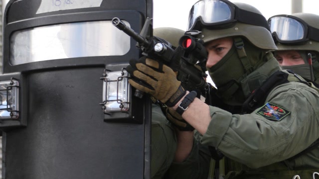 9米之内连挡10发穿甲弹!美过研发出新型单兵装甲防弹盾