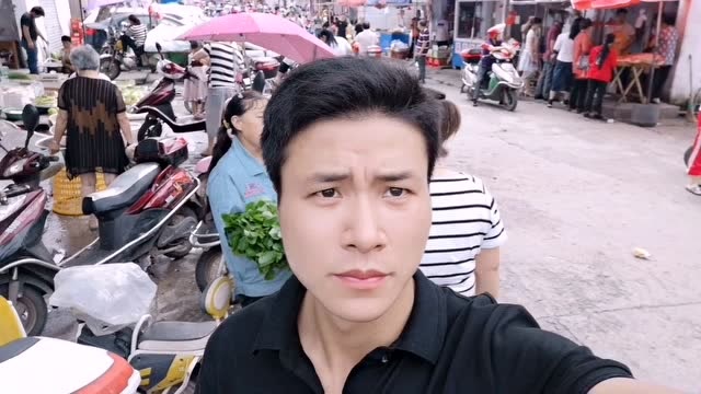 体谅摆地摊不易﹐给城管大哥小哥点赞.