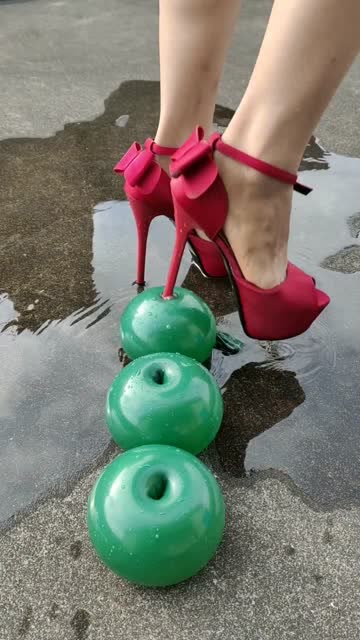 万物皆可踩,小姐姐穿高跟鞋踩气球,这鞋子太好看了!