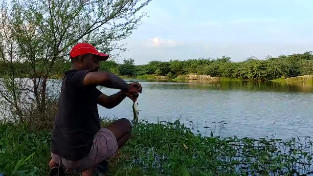 看这位外国的小黑哥是怎么钓鱼的