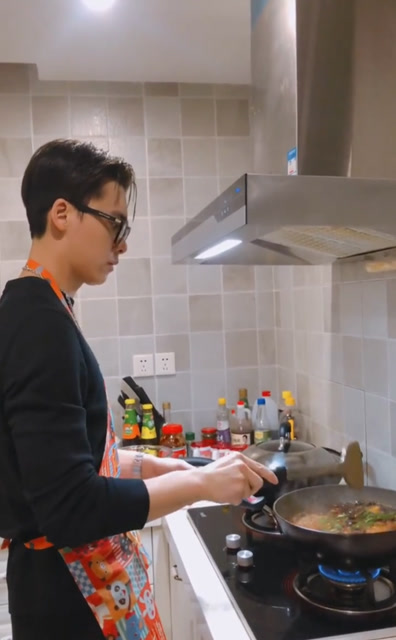 李易峰系围裙炒火锅底料,粉丝看着流口水,直呼:想蹭饭