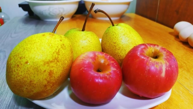 秋天要给家人多喝此汤3个雪梨2个苹果清甜美味老少佳宜