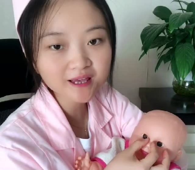 新生儿的鼻梁矮,捏了会变高变挺,这样对吗?