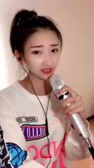 女歌手张茜翻唱那女孩对我说独特的沙哑声线听醉了