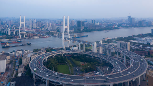 无人机航拍上海南浦大桥,螺旋引桥上车来车往,无比壮观