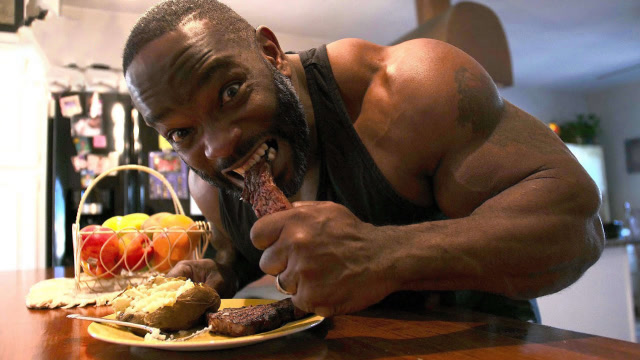 大力士这样吃饭,一年吃掉2吨生牛肉,网友:舌头都要吃抽筋!