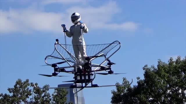 民间牛人发明小型飞行器,载人飞行器演示飞行