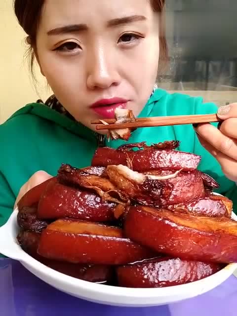 美女大口吃肉!这速度看呆了!满口塞好过瘾啊!