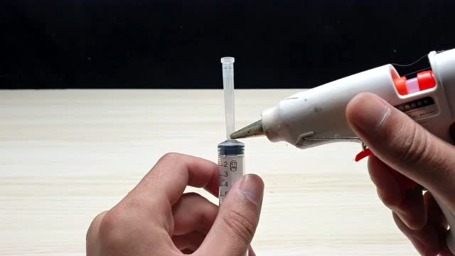 手工牛人使用注射管自制飞镖发射器威力穿透两厘米纸板