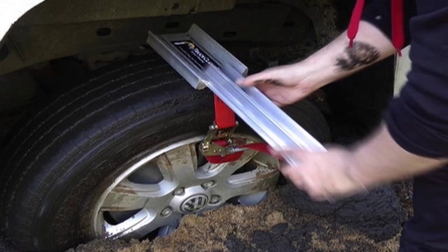 老外发明汽车脱困神器,一根布条就能自己解决,都不用等待救援