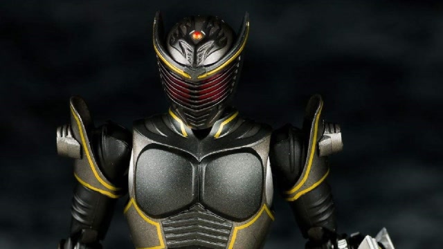 有些假面骑士表面是龙牙,其实就是龙骑换个保护壳,果然省省就是一个亿