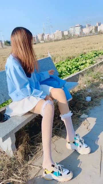 妹子在马路边脱袜子