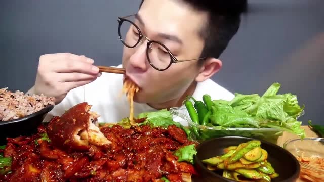 吃播:韩国大胃王小哥吃烤肉,用蔬菜包着吃非常过瘾