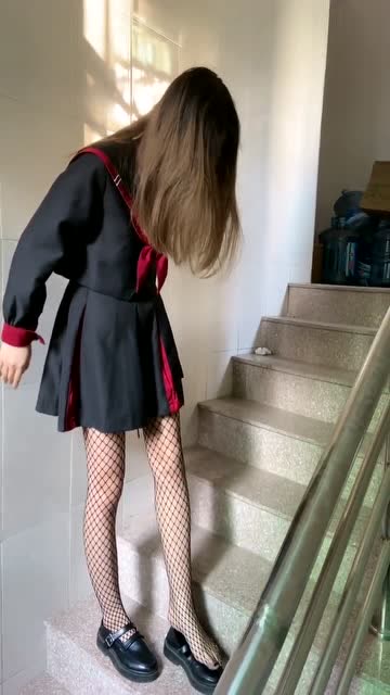 广西表妹 在楼梯脱袜子 突然下来人了