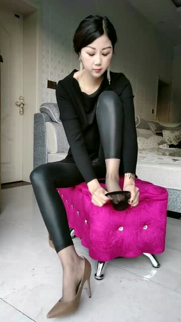 广西表妹 一下班回来就脱袜子睡觉