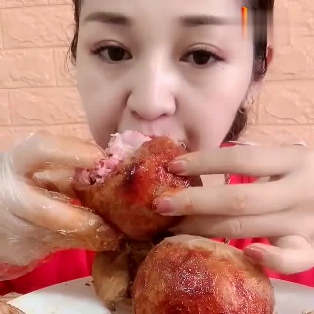 吃播小姐姐吃大羊脑,看的我太有食欲了,网友:是我向往的生活!