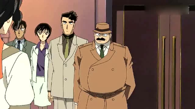 名侦探柯南:柯南了解案情,偷听目暮警官的谈话,却被小五郎发现