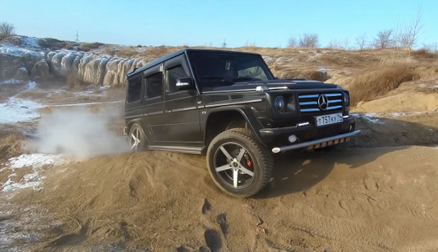 奔驰大g和牧马人 玩越野比爬坡,一脚油门之后,才知道谁是老大!