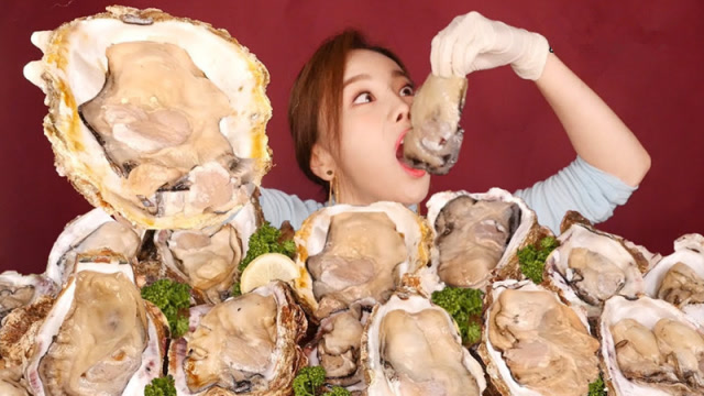 韩国美女直播吃牡蛎,满满一桌吃完后,网友直呼:谁能受得了!