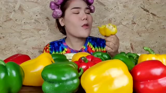 泰国少妇吃色素菜椒一口咬下去真脆口啊