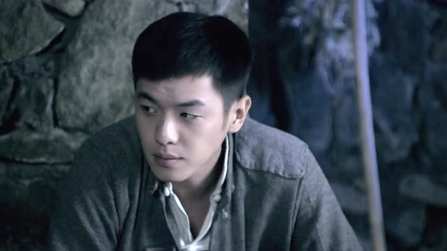 雪豹坚强岁月:李勇大半夜还要去看卫国,到了房间人却已经不在了,笑死