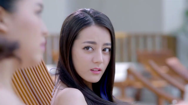 火狼女粉红豹现身游泳馆,一身泳衣尽显身材,真是一道靓丽风景