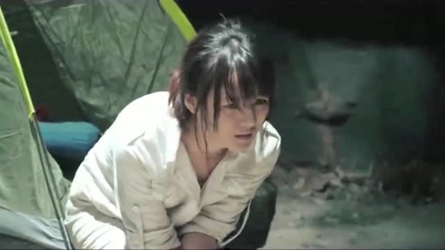 陌生男女被困神秘山洞美女上厕所内急让他俩下入尴尬局面