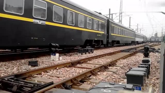 昵称美女的ss7e机车,牵引z294次列车由乌鲁木齐开往汉口