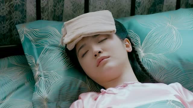 小女上房揭瓦米酒儿受伤了裴卓不吃不喝的照顾米酒儿真爱啊