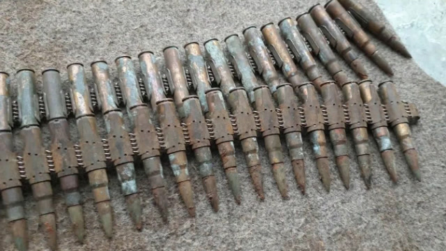 二战遗迹挖出几串不可散式机枪弹链,都生锈了,不知道还能不能用