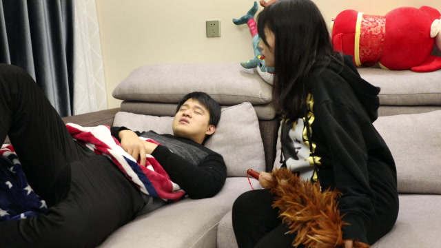 老公睡觉说梦话,老婆竟在一旁接电话,看完笑得肚子疼