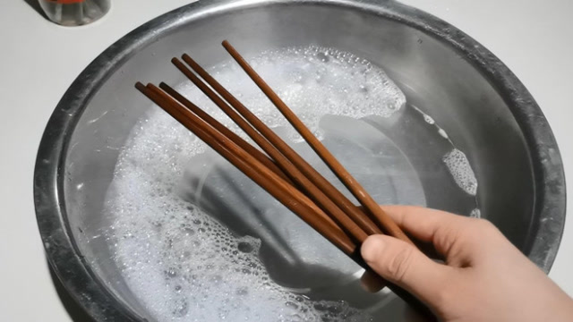 每天清水洗筷子,等于吃细菌,只需几样便宜货,干净又杀菌