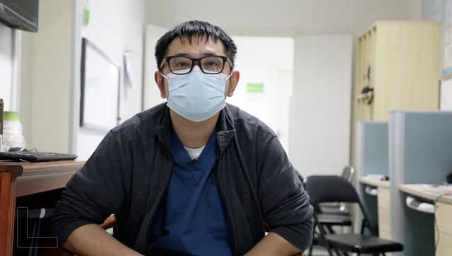 得知好友感染落泪的武汉肺科医生胡明:新冠病毒毒力可能变弱