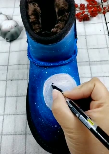 大神在鞋子上画画,看到最后的一幕,网友:是要涨价呀