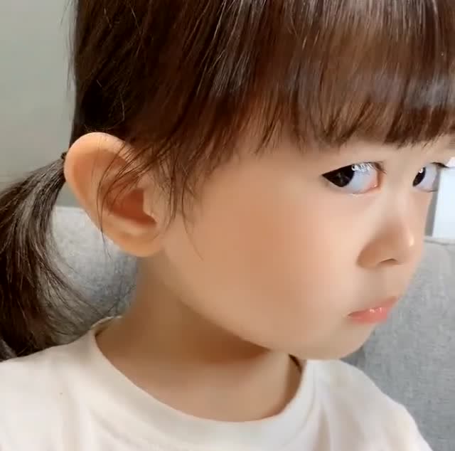 这个小萌娃最近可火了,这奶凶奶凶的小眼神,我好怕怕哦!