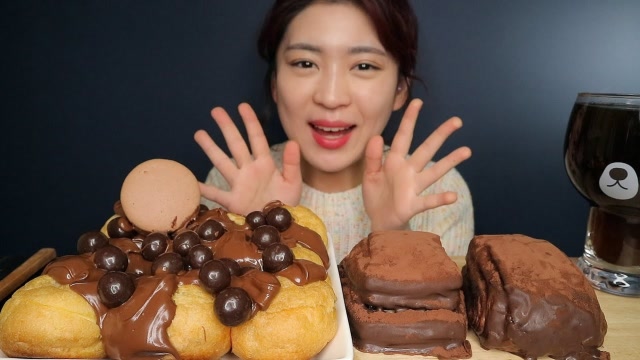 韩国女吃货,吃泡芙 巧克力豆,大口大口地吃,发出咀嚼音,馋人
